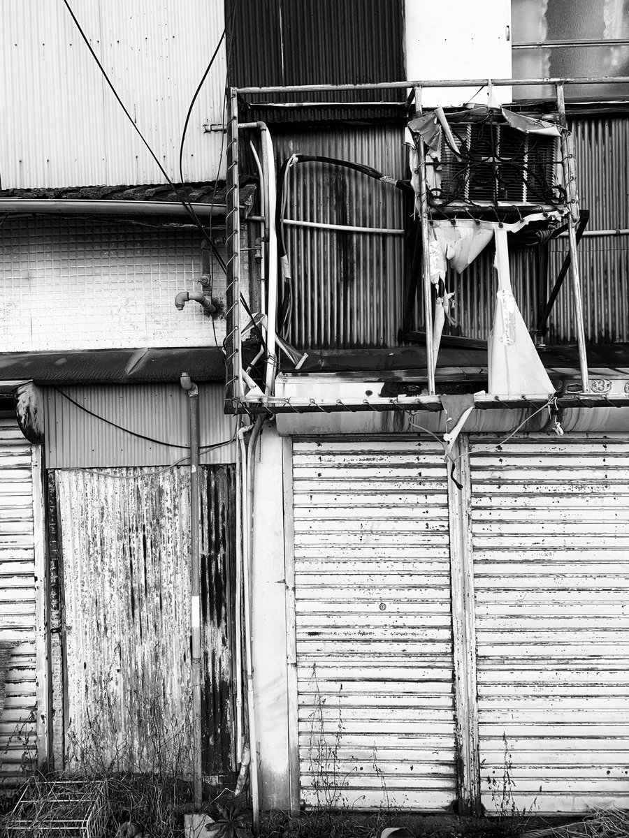 HiroTakeuchi's tweet photo. Abandoned house.
#abandonedhouse
#decay
#condenserunit
#廃屋
#室外機
#トタン
#monochromephotograph
#blackandgrayphoto https://t.co/0S3pJuBqPg