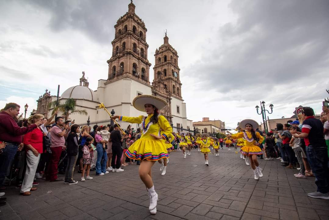 5_durango's tweet photo. #Durango #QueNoSeTePase || Así se vivió el desfile inaugural del XIX Festival del Mariachi su Charrería y Danza.

Fotos: ICED

https://t.co/AFGfXvAAAm https://t.co/oviCyqBrpE