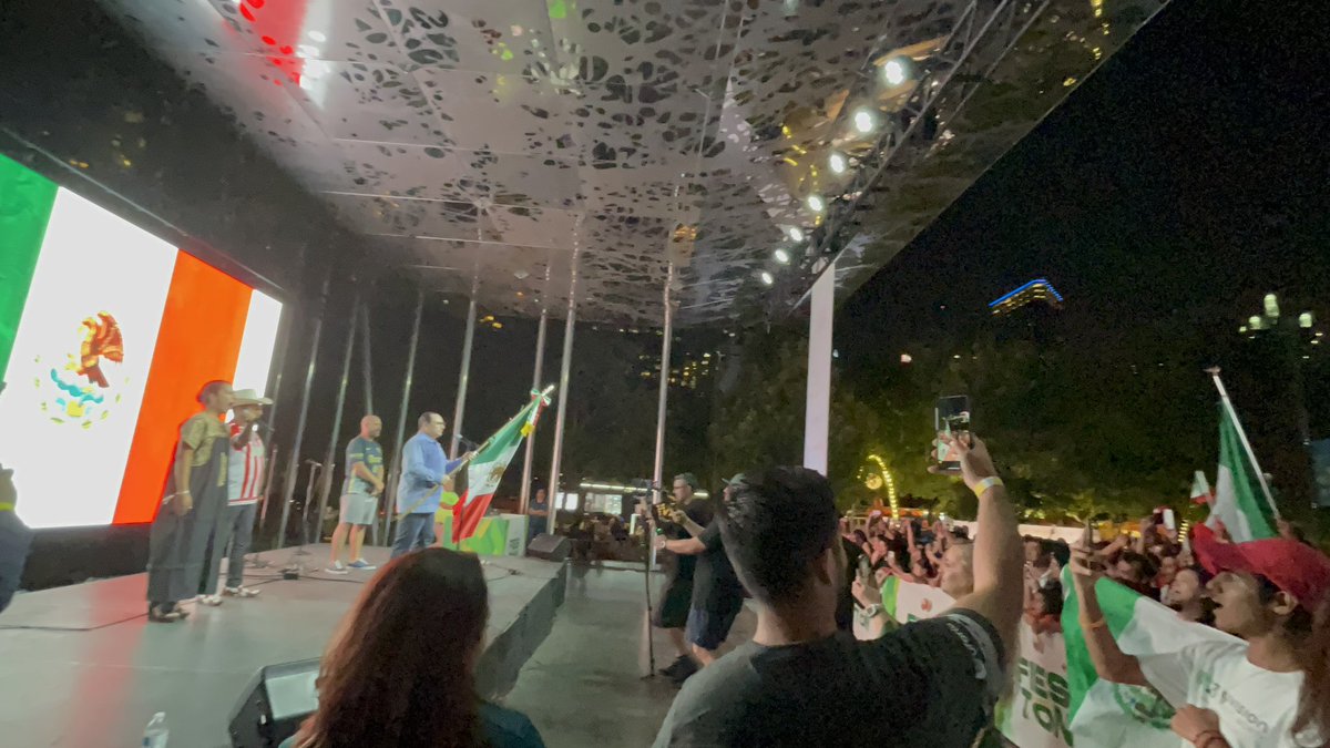 ConsulMexDal's tweet photo. Esta noche el Cónsul General @fdelatg participó en la verbena popular y Ceremonia Cívica del #GritoDeIndependencia en @KlydeWarrenPark en el corazón de Dallas ⭐️ Texas acompañado de miles de connacionales!! https://t.co/c8TuN5XC4d