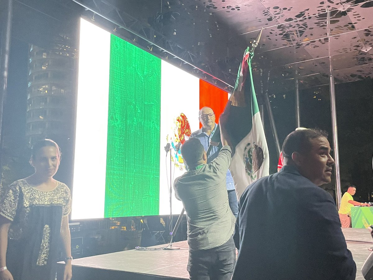 ConsulMexDal's tweet photo. Esta noche el Cónsul General @fdelatg participó en la verbena popular y Ceremonia Cívica del #GritoDeIndependencia en @KlydeWarrenPark en el corazón de Dallas ⭐️ Texas acompañado de miles de connacionales!! https://t.co/c8TuN5XC4d