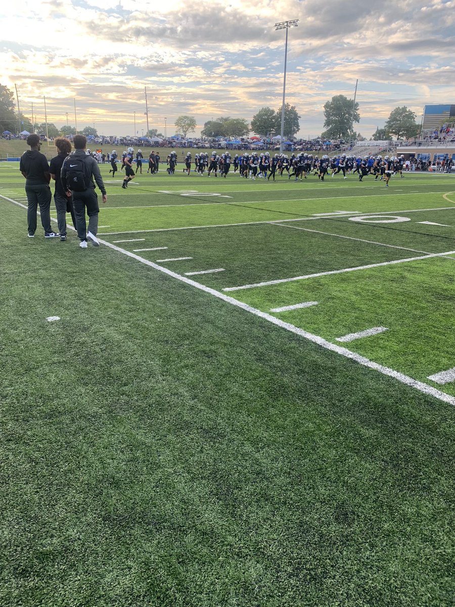 AaronScott___'s tweet photo. Had a great visit at Thomas Moore today! Thank you @CoachKreinsen Great win. #fight #hogsanddogs https://t.co/UrcGyeAAF4