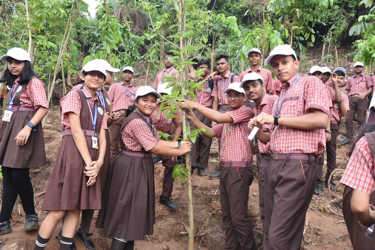 BDA_BBSR's tweet photo. Green Cause Woke up People Early on Sunday!
About 5K people, including students throng #SikharchandiHill and planted 3400 saplings, trees under #SabujaPahada project to boost the green cover in & around Maa Sikharchandi Temple & hill areas.
#CommunityPlantation
@CMO_Odisha https://t.co/usiL6Feqf9