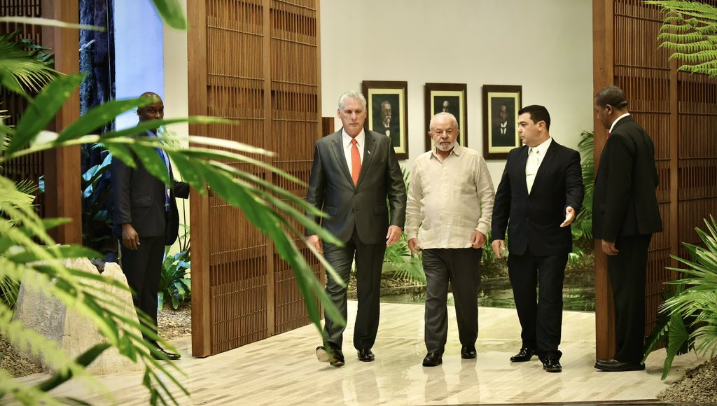 El presidente Miguel Diaz Canel recibió en el Palacio de la Revolución al presidente de Brasil, Luiz Inácio Lula da  Silva, firma de tres acuerdos relacionados con el medio ambiente, la salud y la agricultura.🇻🇪🇨🇺
#CubaPorLaVida 
#CubaCoopera