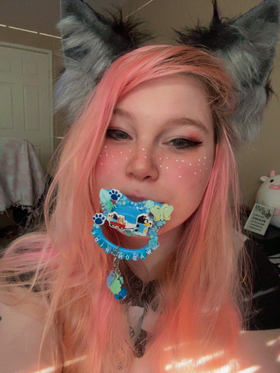 Strawbxrriii's tweet photo. Boo bee dee boop bop booooooo dop! 

QOTD: What’s ur favorite show to watch in little/pet space? If you’re not a little or pet, what’s your favorite cartoon? 🥰 Mine’s Bluey! 
#littleone #pcgamer  #agere #sfwagere #littlespace #softgirl #puppygirl #foxgirl #petspace #sfwpetplay https://t.co/yppZNNE4as