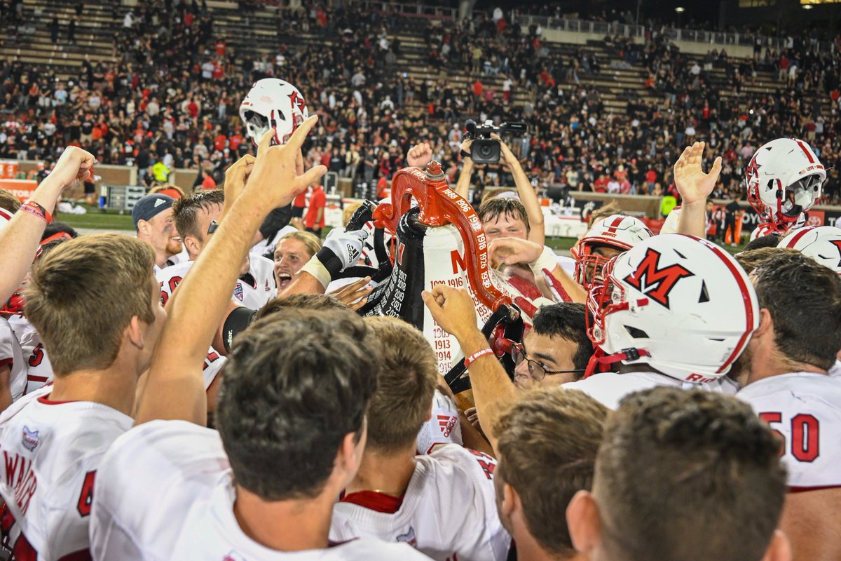 MiamiRedHawks's tweet photo. What. A. Night.

@MiamiOHFootball 31, Cincinnati 24 (OT) - https://t.co/RqxaJNVZFn

#RiseUpRedHawks https://t.co/csJWFVUnN6