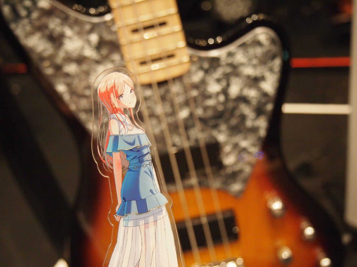 kohinatamika's tweet photo. #Roselia_Farbe_DAY2 有明アリーナの
#ESPブース にてそよちゃんのベースが展示されておりますよー！💛

私達が本番で実際に使っている、めちゃめちゃ格好良い相棒ちゃん達…！！
撮影もできちゃうみたいなので、是非お立ち寄りください☺️

#バンドリ #MyGo #espguitars https://t.co/Sswy3YPmzQ