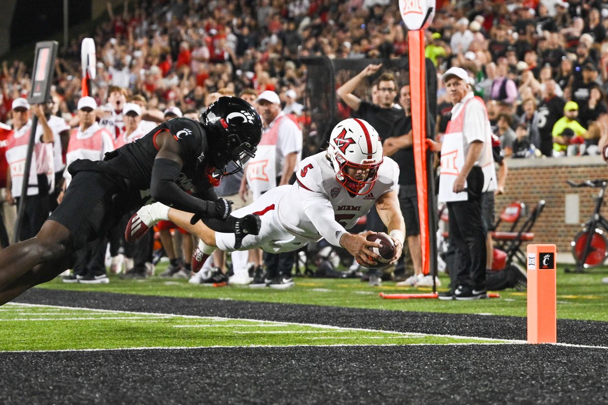 MiamiRedHawks's tweet photo. What. A. Night.

@MiamiOHFootball 31, Cincinnati 24 (OT) - https://t.co/RqxaJNVZFn

#RiseUpRedHawks https://t.co/csJWFVUnN6
