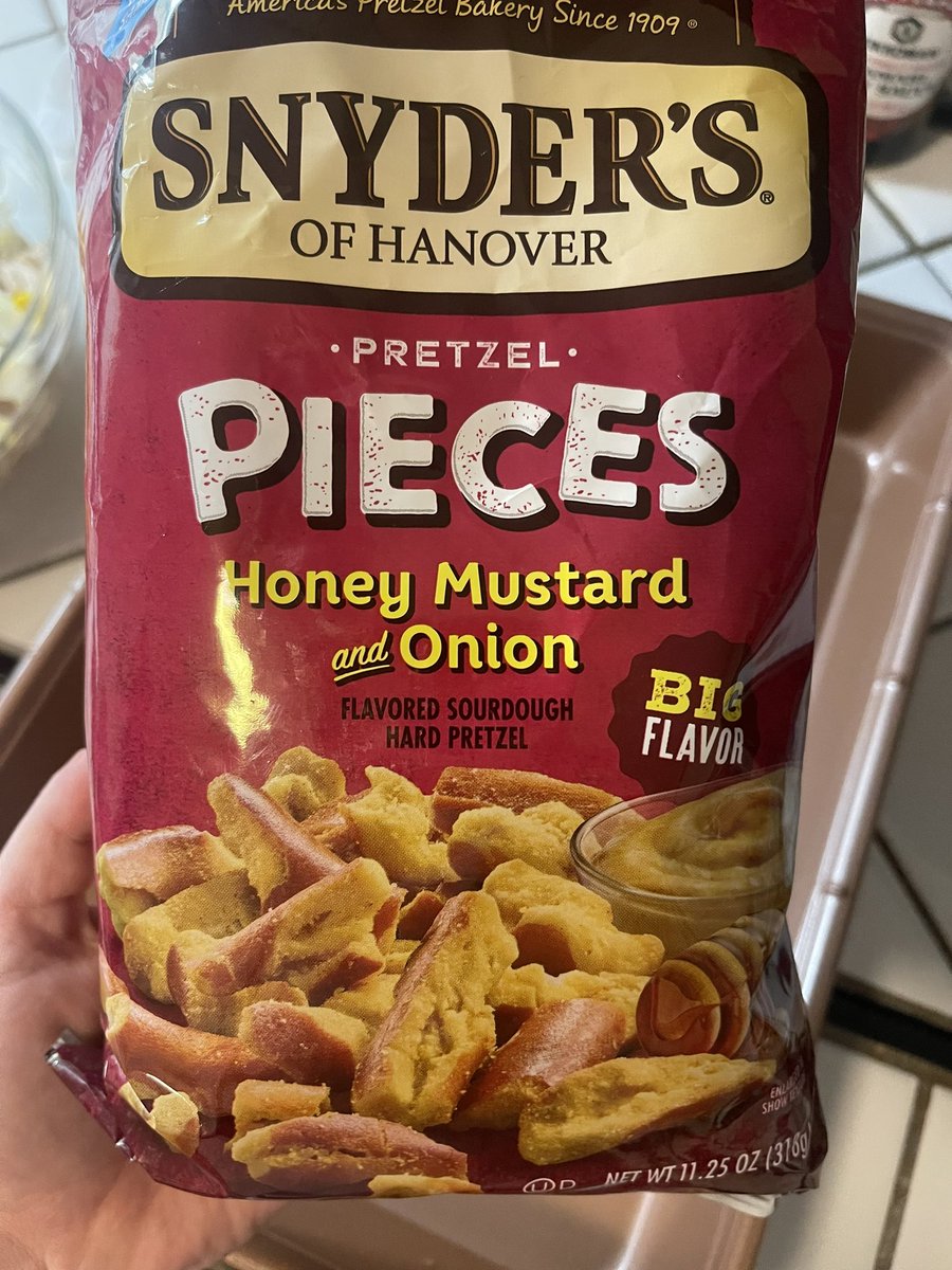 samtemp1e's tweet image. Snyder’s put their whole pussy into these