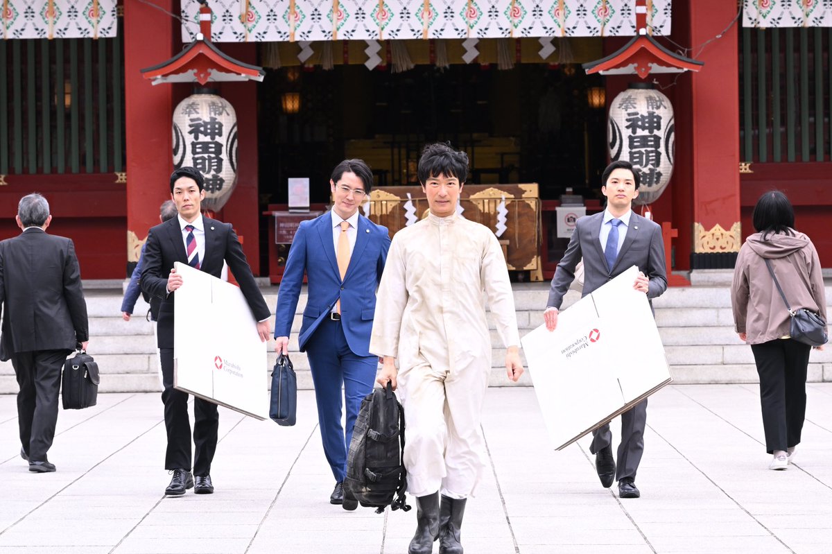 TBS_VIVANT's tweet photo. 🔴あと8時間！最終回79分SP⚫️

【 3話＆4話 】

"死の砂漠"を横断し、日本に戻れた3人。

東条の協力で、
山本が、太田を使って
誤送金を仕組んだことが判明！

お待たせして、やっと黒須さんが登場…！
乃木は別班だと分かり…

衝撃展開が続きました…🔥

#𝐕𝐈𝐕𝐀𝐍𝐓 https://t.co/GcARRSR8Db