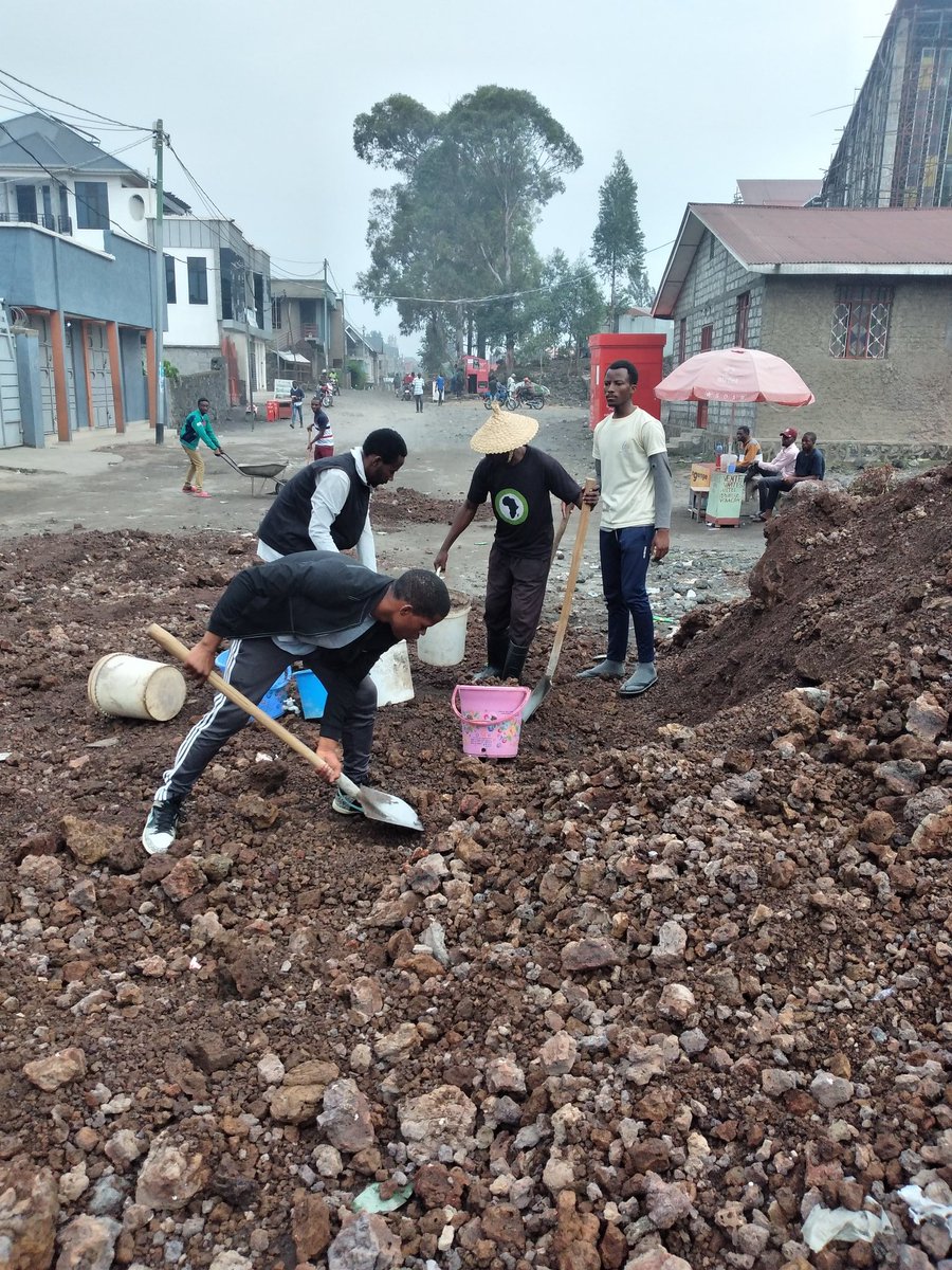 MulimirwaNzanzu's tweet photo. In Goma/Congo 🇨🇩
With young people from several civil society organizations such as Congo basin Youth for climate, @GreenpeaceAfrik,@AfricaCRP, @LSM_Africa @Greenpeace
We celebrated clean up Day_ by cleaning up a few streets in Goma city.
#worldcleanupday
#clean
#cleanday
#usafi https://t.co/Lns7UOkYP1