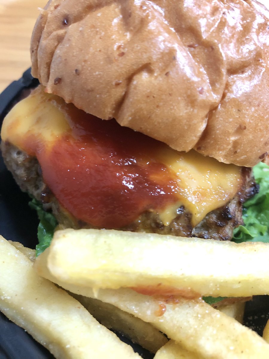 CANA30207831's tweet photo. #お昼ごはん

チーズバーガー🍔*\(^o^)/*

#イオン
#飯テロ https://t.co/nT0mvP9ayD