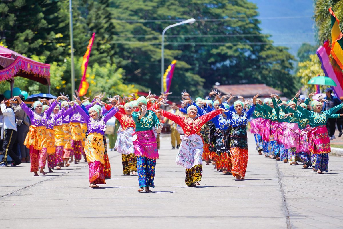 pop_ckul's tweet photo. Province of Sulu first ever street dance, women wearing the traditional Tausug #Batawi  outfit with sawwal and #habultyahian 🥹😍❤️💕 #Sulu #Philippines #BangsaSugDay #cttop https://t.co/C9U0hA0d7z