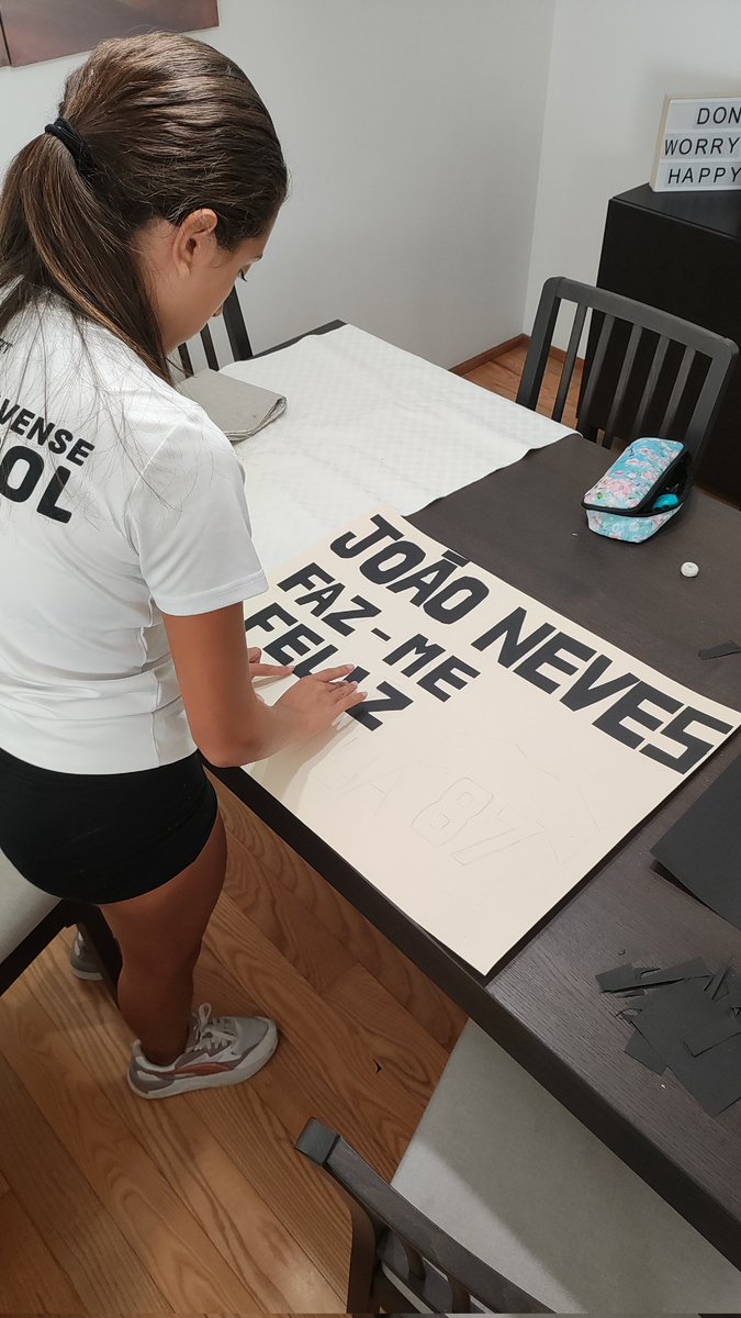 Ontem a minha filha de 12 anos passou a tarde a fazer este cartaz. Ficou barrado à porta do estádio! 
Não só barraram o cartaz, barraram também os sonhos e a ilusão de uma criança! 
Futebol português, como não amar! 🤦🏻‍♂️🤦🏻‍♂️🤦🏻‍♂️

<a href="/SLBenfica/">SL Benfica</a> @benfica_fm <a href="/garotaoslb/">Faltaram os Golos</a> <a href="/danielacapaz_/">Daniela Capaz Pinto 🦅</a>
