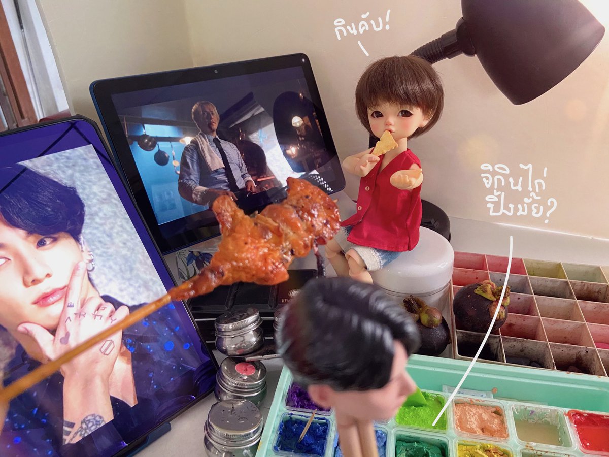 ผู้ช่วยหิว แต่ไม่เห็นทำอะไรเลย 
“Moji, do you want some chicken skewer?” #bjd