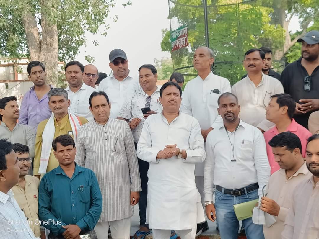 शिक्षक दिवस पर शिक्षक का अपमान करना बहुत दुखद है। 
बदायूं जनपद के सम्मानित जनप्रतिनिधियों को इस पर आगे आकर न्याय में भागी बनना चाहिए।
#बदायूँ_चलो
<a href="/DrDCSHARMAUPPSS/">Dr Dinesh Chandra Sharma</a>
<a href="/SanjeevUPPSS/">Sanjeev Sharma प्रांतीय प्रचार मंत्री/जिलाध्यक्ष</a>
<a href="/VinodYa03162065/">विनोद कुमार यादव</a>
@upendraetw936