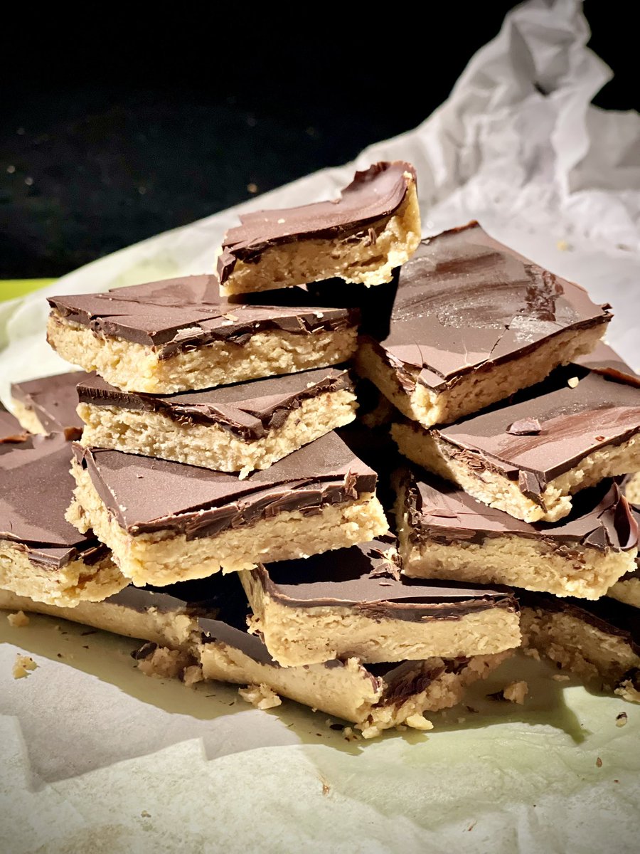 _sarahdavies's tweet photo. These no bake treats are great to keep in the fridge. Super easy & quick. Chocolate peanut fridge bars & paradise bars. Recipes from @HemsleyHemsley #homemade #nupf #treats #upffree https://t.co/v7sejhaO1Q