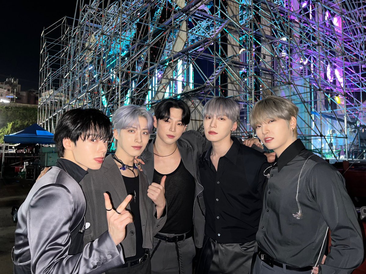 official_ONEUS's tweet photo. [#원어스]

우리 투문 여러분 지금 바로 KBS 
‘열린음악회’ 에서 여유로운 주말을
더 행복하게 마무리 시켜 줄 
원어스의 무대 함께해 주세요🩶

#ONEUS #투문 #열린음악회 https://t.co/jwH7K7sxj4