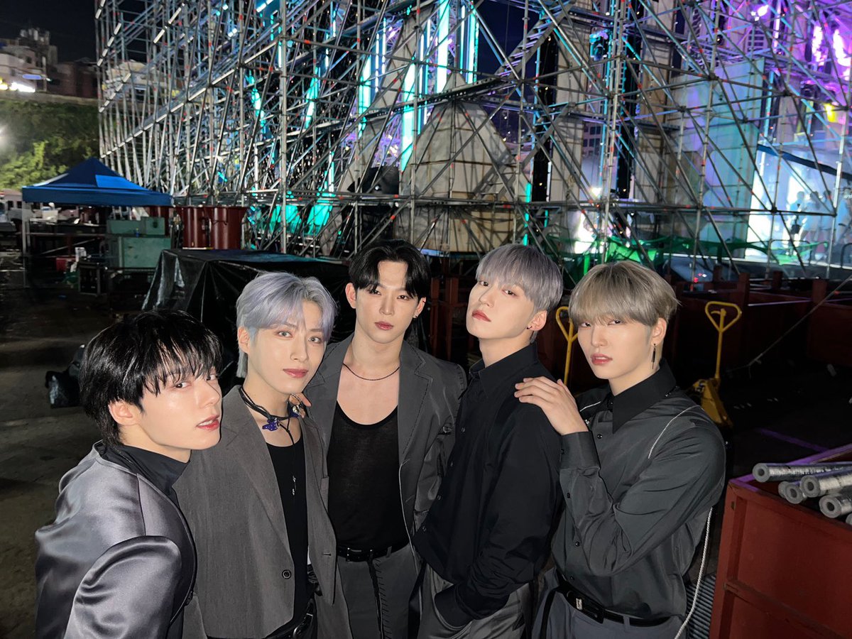 official_ONEUS's tweet photo. [#원어스]

우리 투문 여러분 지금 바로 KBS 
‘열린음악회’ 에서 여유로운 주말을
더 행복하게 마무리 시켜 줄 
원어스의 무대 함께해 주세요🩶

#ONEUS #투문 #열린음악회 https://t.co/jwH7K7sxj4