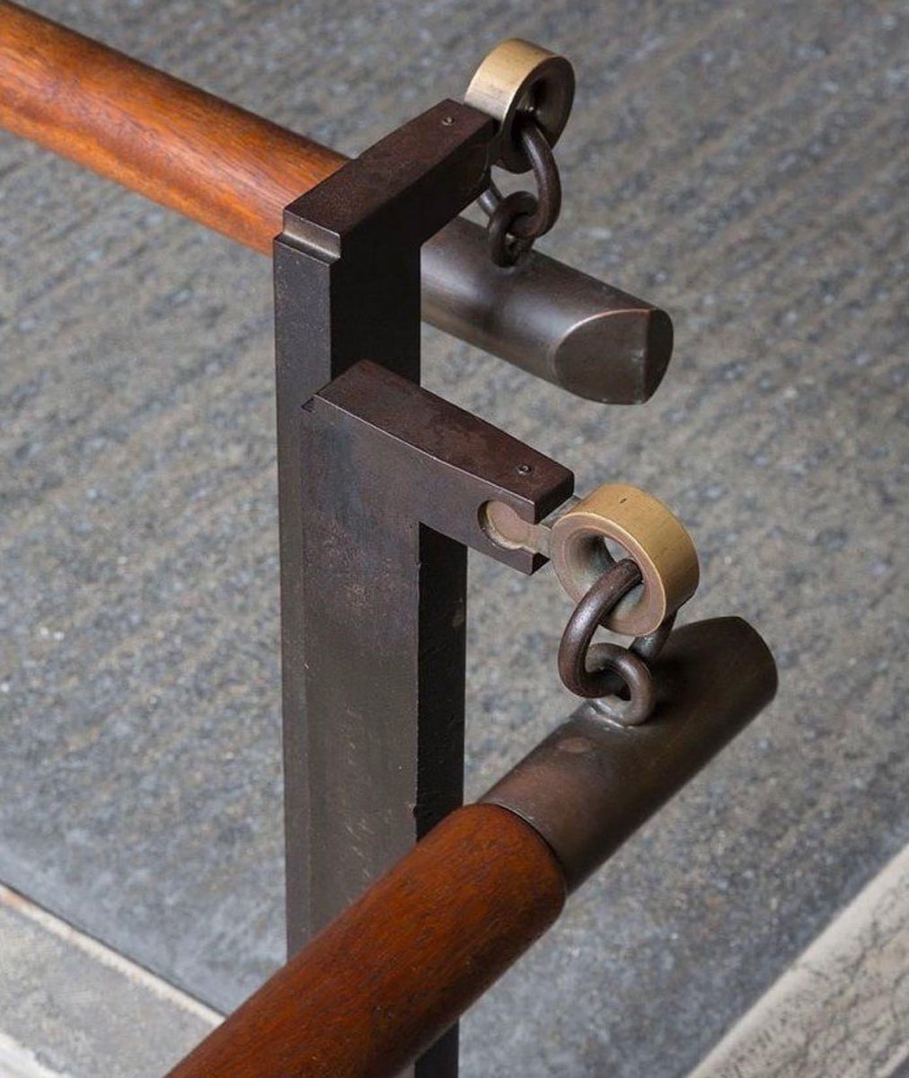 Detalle del pasamanos del Museo Castelvecchio, diseñado por Carlo Scarpa en Verona, Italia, 1975.

Fotografía de Peter Guthrie