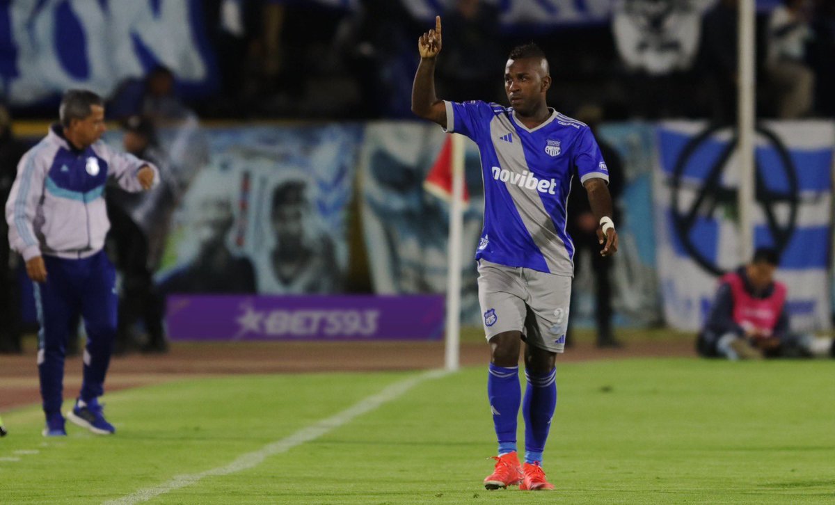 ElVacunadorMena's tweet photo. MILLER HA PUTEADO A MEDIO EQUIPO, los jugadores de Emelec posterior al partido estaban listos para tomarse la foto celebrando y llegó Miller a putearlos “no celebren HUEVADAS, nadie se toma una foto feliz ni sonriendo, tengan vergüenza”.

ESE ES MI ÍDOLO

Fuente: Utilería del CSE https://t.co/iqPFubpQIa