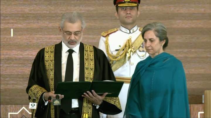 Ubaidullah_PAK's tweet photo. What a Powerful picture from today. 
A clear message from Faiz Issa to many people from this Picture. 
When Allah intends to place you in a position,Even if the whole world opposes you, He will guide you to that place. 
Congratulations,Cheif Justice of 🇵🇰 Qazi Faiz issa Sahab https://t.co/LNjDpo6s9q