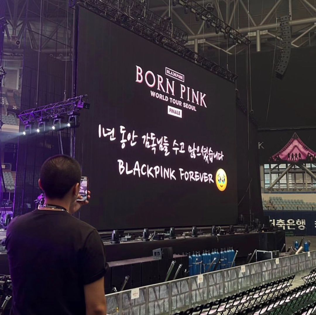 Ngay cả ban tổ chức cũng khiến người hâm mộ &quot;khóc ròng&quot; vì tiếc nuối khi chạy dòng chữ &quot;BLACKPINK forever&quot; (mãi mãi đi cùng BLACKPINK) trước khi mở đầu ngày 2 - buổi biểu diễn cuối cùng trong chuỗi world tour Born Pink.