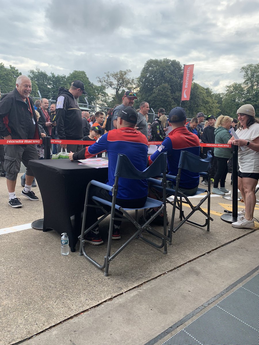 Honda Racing UK (@hondaracinguk) on Twitter photo <a href="/OfficialBSB/">Bennetts British Superbike Championship</a> fans are simply the best π
#HondaRacing #Fireblade #OultonBSB <a href="/OfficialBSB/">Bennetts British Superbike Championship</a> fans are simply the best π
#HondaRacing #Fireblade #OultonBSB