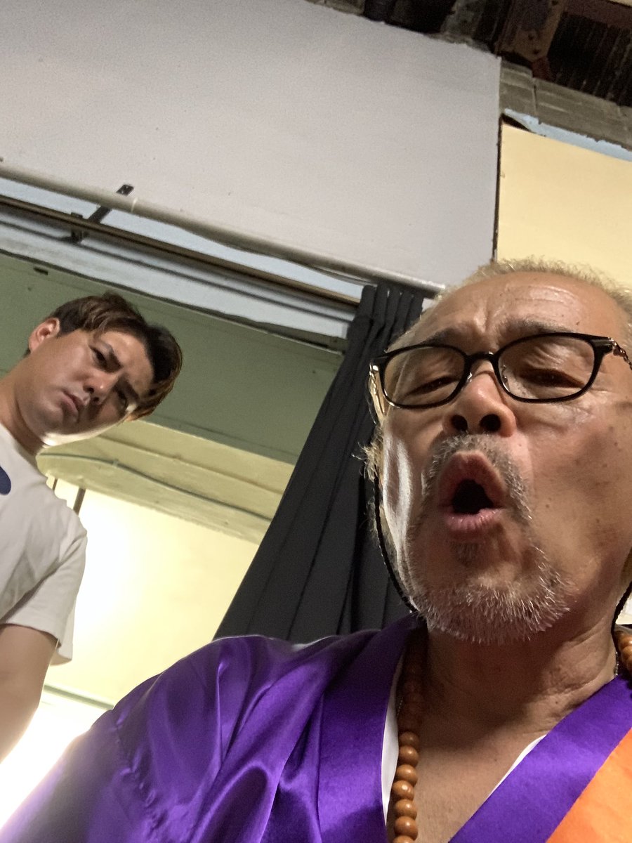 za_sonzaijigen's tweet photo. 今日の前説爺さんは「パープル中野」、
宗教法人「漫経会」の教祖デス。😅
ただ、弟子は今、カンゾウ法師、ヤギの玉ちゃん、リスの愛ちゃんの３人。
悟空が加入後、弟子達はインド天竺へ笑いの仏典を求めて西遊記します！
前説終り涼んでたら優成さんが乱入！🤣
#浅草東洋館 
#漫才大行進 
#九州男子 https://t.co/4gA5ZQjJtg