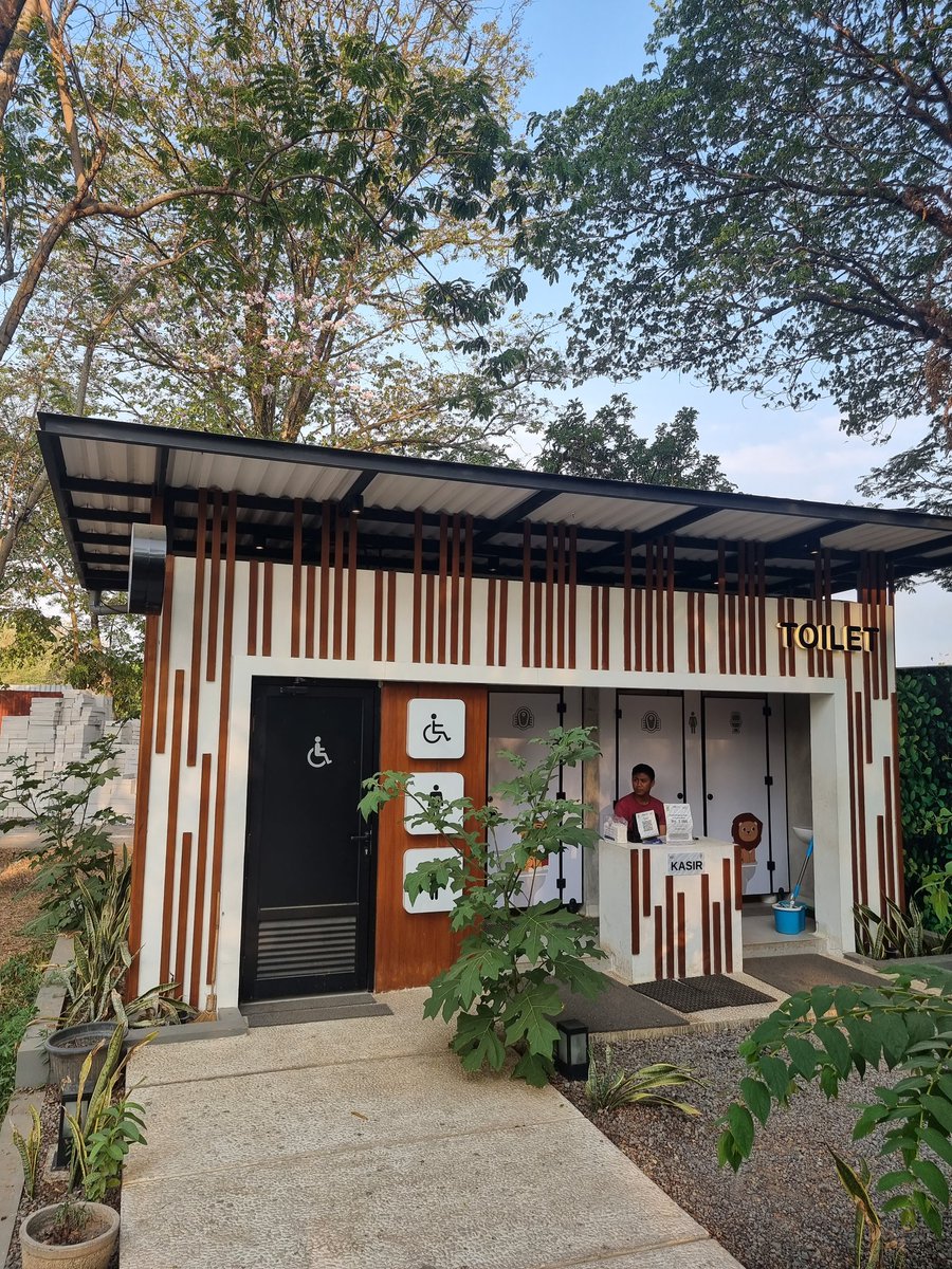 igentt's tweet image. Solo safari bagus tapiiiiiii kalo ke toilet harus bayar. Emang gitu kah konsepnya @gibran_tweet ? 
Kayak pombensin jaman dulu aja