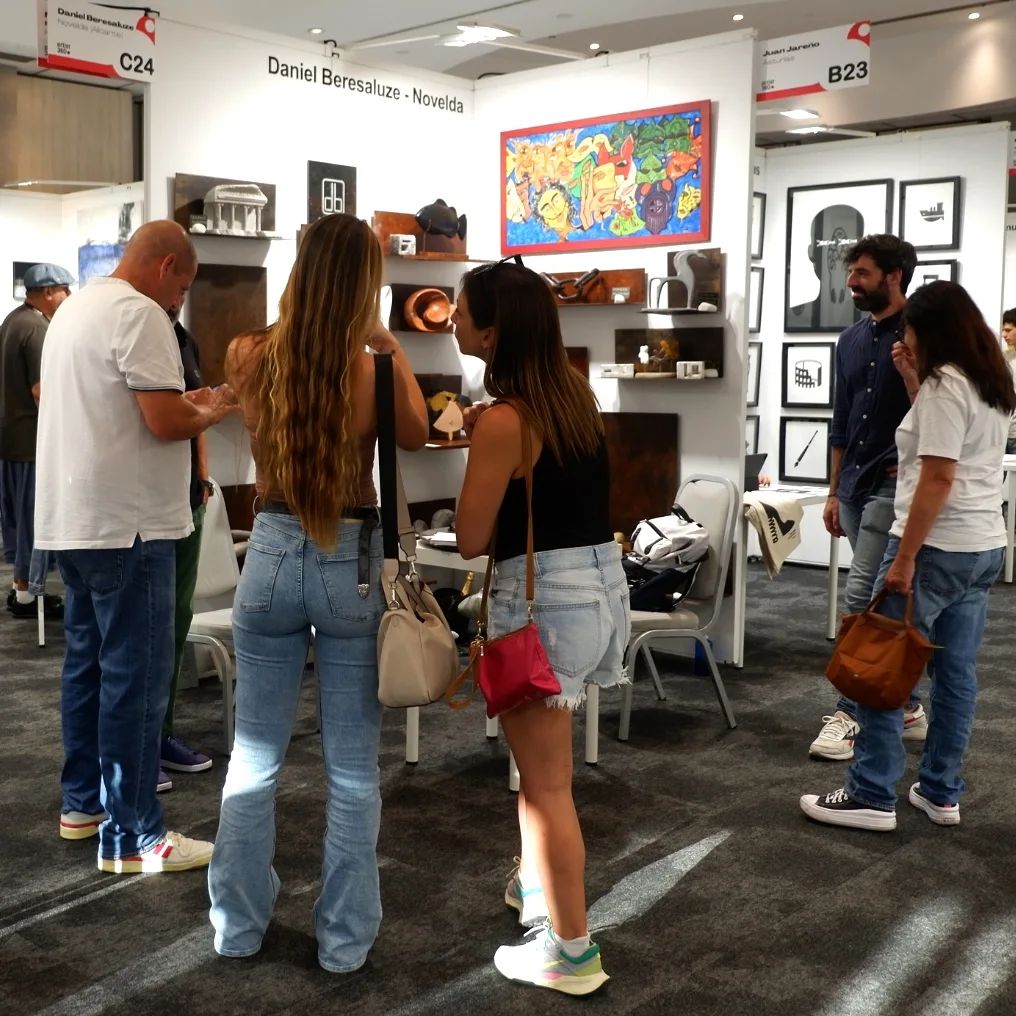 RobertoEspacios's tweet photo. ¿Tienes plan para hoy? Último día de #Artist360 feria #artecontemporaneo. 60 expositores.
📍Hasta 20h en Hotel Ilunion Pío XII. Entrada gratuita.
▶️+info: https://t.co/sLwhm7cm4m #feriadeartecontemporaneo #feriadearte #artfair #arteatualcance #cultura #coleccionismo #obradearte https://t.co/UlEfgKEx3u