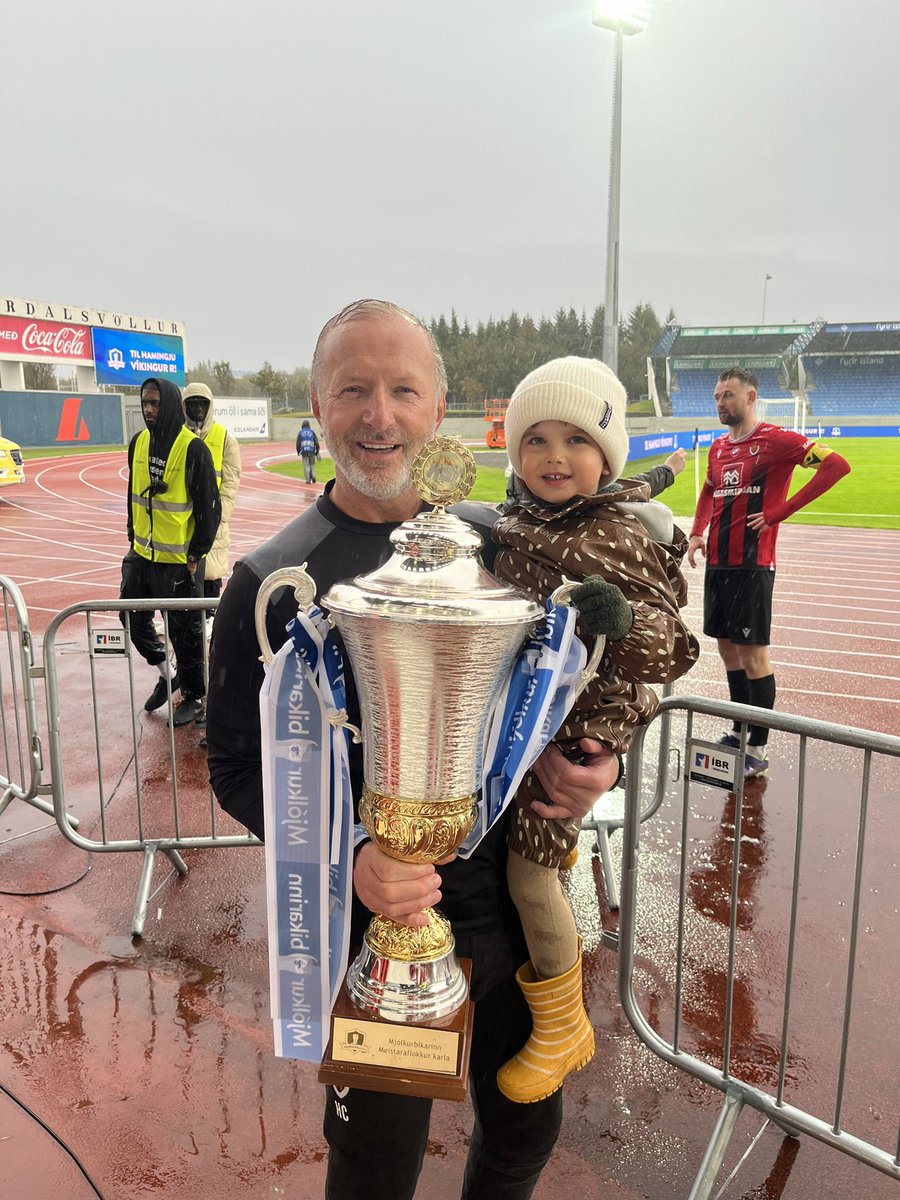 Jæja, þá er það árlega myndin. Þeim málmóða frá Sarajevo leiðist ekki að vinna þennan bikar 🏆🏆🏆🏆 🔴⚫️

Til hamingju pabbi og <a href="/vikingurfc/">Víkingur</a>!