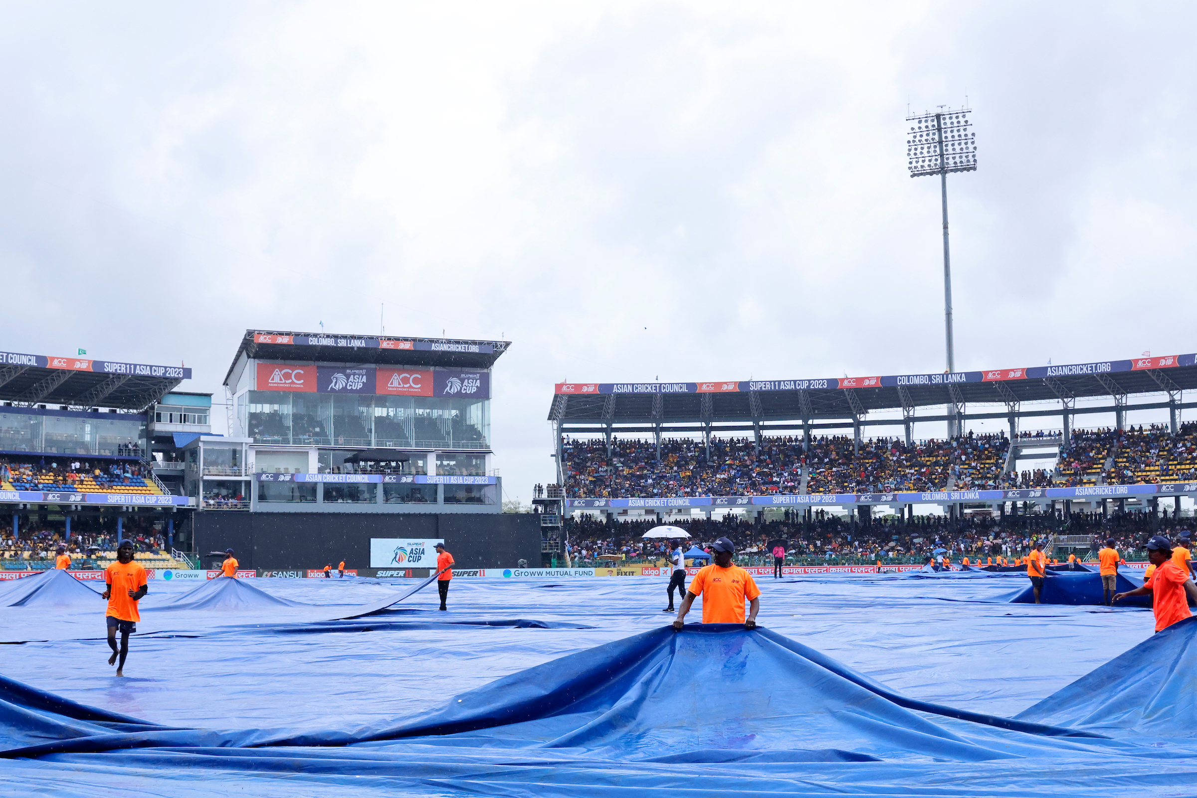 বিধ্বংসী বোলিংয়ের পর ম্যাচ সেরার পুরষ্কার অর্থ মাঠকর্মীদের হাতে তুলে দিয়ে মন জিতে নিলেন সিরাজ!