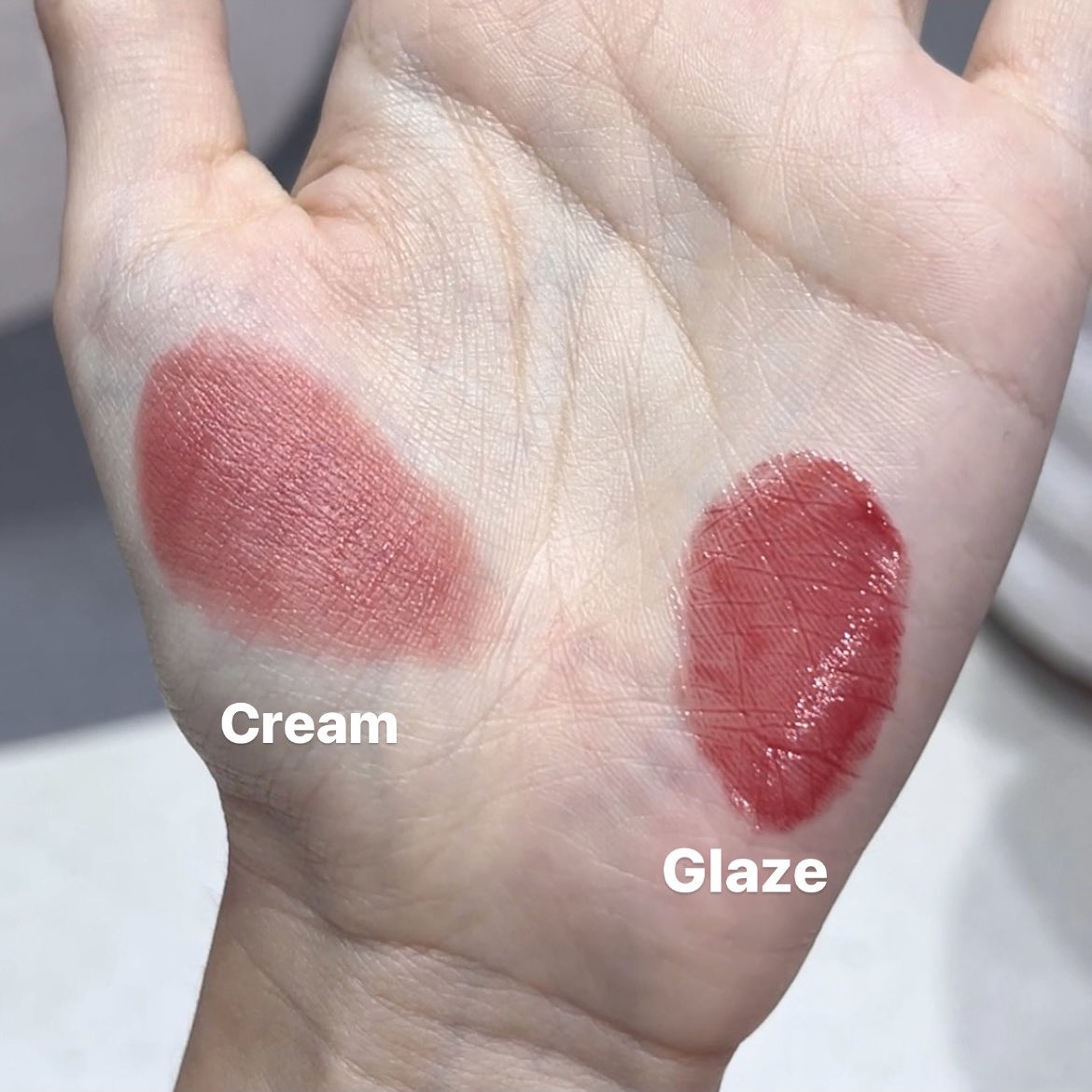 paryreview's tweet photo. ลิปใหม่ MISTINE ทำดีอ่ะ มี 2 เนื้อ แบบ Velvet Lip Cream กับ Juicy Lip Glaze โทนสีแนวชาไทย ตัวเวลเวทจะติดทนหน่อย แต่รุ่นกลอสไม่ทน
เห็นว่าจะเข้าไทยภายในปีนี้ ราคา 4-500฿
แพ็คเกจจึ้ง พกไว้เล่นก็ได้ 😂
#ลิปพีพี #รีวิวลิป https://t.co/qO5OL8lINN