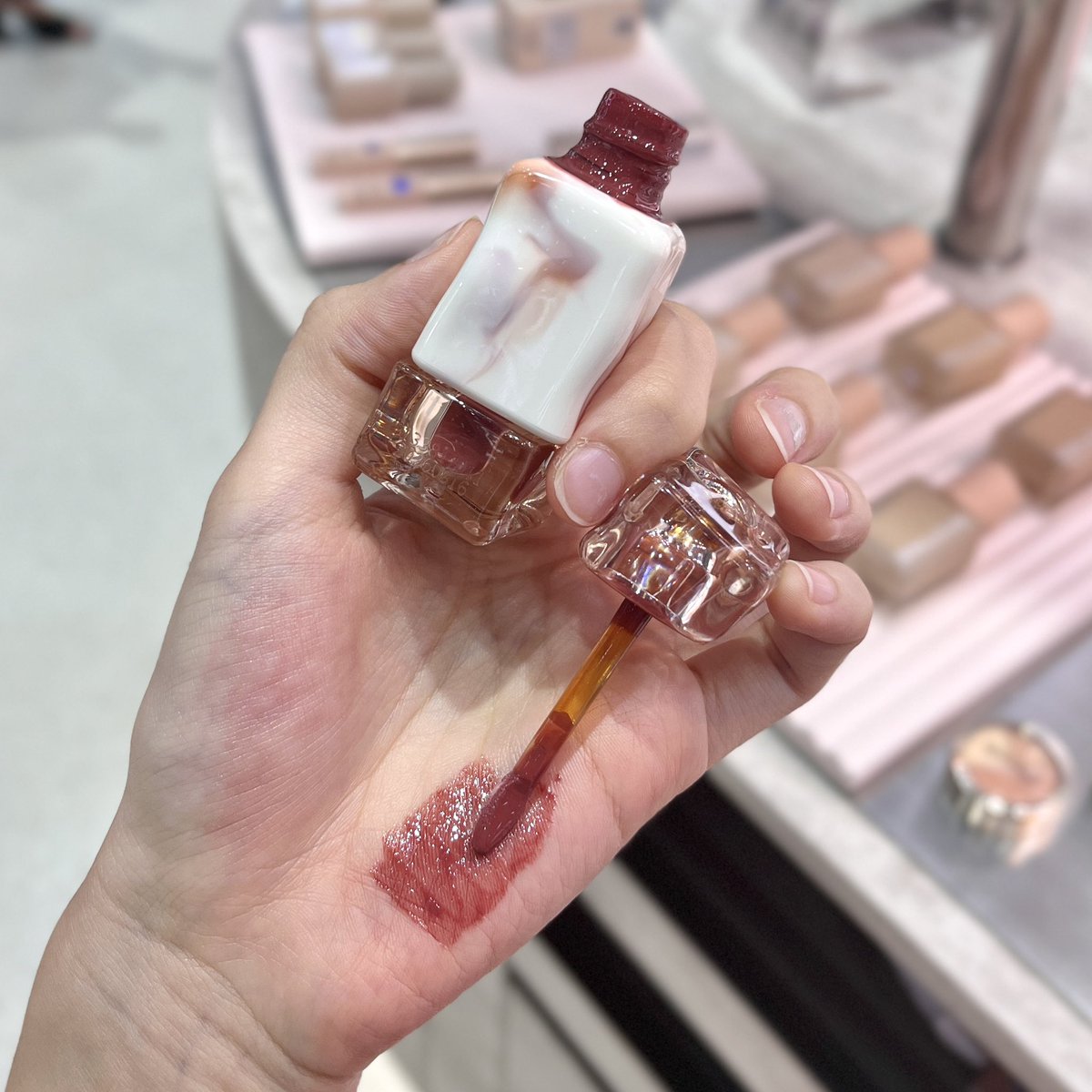 paryreview's tweet photo. ลิปใหม่ MISTINE ทำดีอ่ะ มี 2 เนื้อ แบบ Velvet Lip Cream กับ Juicy Lip Glaze โทนสีแนวชาไทย ตัวเวลเวทจะติดทนหน่อย แต่รุ่นกลอสไม่ทน
เห็นว่าจะเข้าไทยภายในปีนี้ ราคา 4-500฿
แพ็คเกจจึ้ง พกไว้เล่นก็ได้ 😂
#ลิปพีพี #รีวิวลิป https://t.co/qO5OL8lINN