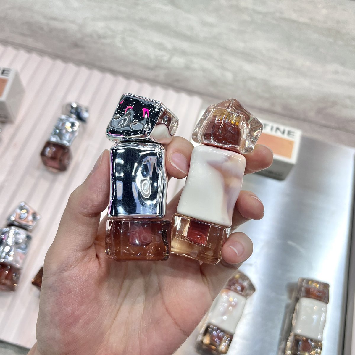 paryreview's tweet photo. ลิปใหม่ MISTINE ทำดีอ่ะ มี 2 เนื้อ แบบ Velvet Lip Cream กับ Juicy Lip Glaze โทนสีแนวชาไทย ตัวเวลเวทจะติดทนหน่อย แต่รุ่นกลอสไม่ทน
เห็นว่าจะเข้าไทยภายในปีนี้ ราคา 4-500฿
แพ็คเกจจึ้ง พกไว้เล่นก็ได้ 😂
#ลิปพีพี #รีวิวลิป https://t.co/qO5OL8lINN
