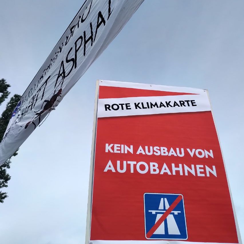 Ihr braucht noch Aktionsmaterial, um eure Message #KeineAutobahn|en bei den #AusbaustoppJetzt Aktionstagen am 30.9. &amp; 1.10. zu verdeutlichen?

Dann holt euch doch die <a href="/RoteKlimaKarte/">RoteKlimaKarte - BVWP #KeineNeuenAutobahnen</a> !✨
Hier könnt ihr sie kostenlos bestellen 👉 parentsforfuture.de/de/Bestellung%…