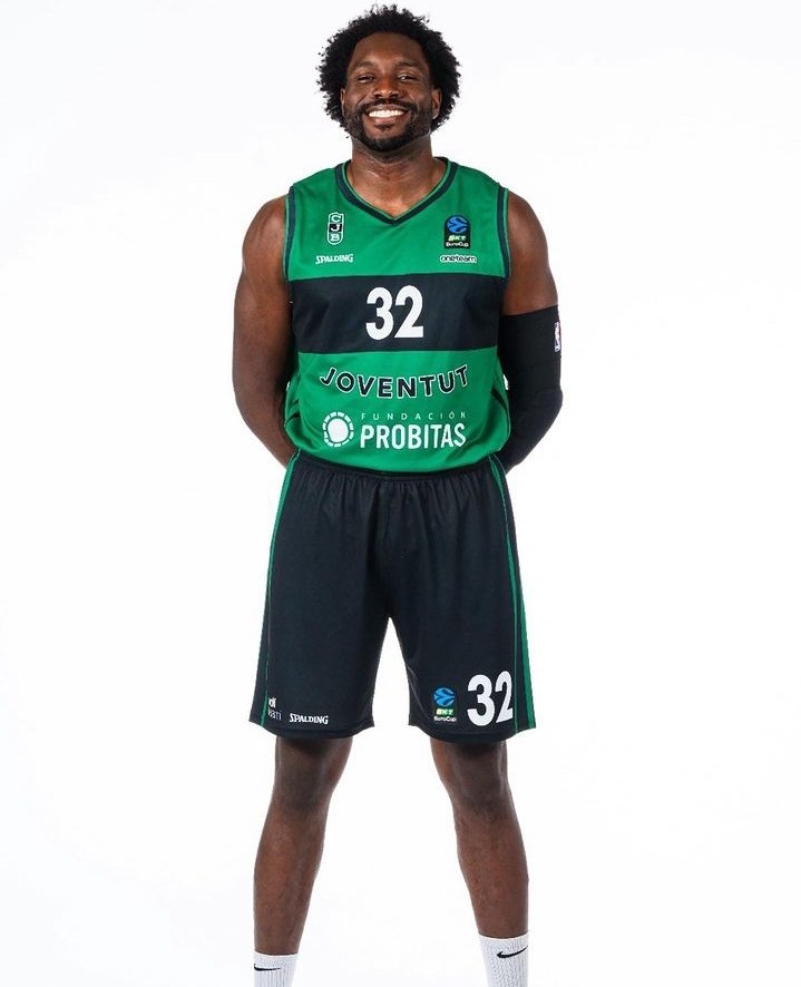 ☀️ Bon dia de diumenge, bocineros!

🤨 Avui tenim una pregunta per vosaltres...

💭 Quina samarreta us agrada més?

🔃 RT - LLIGA ENDESA (Deshaun)
❤️ FAV - EUROCUP (Onuaku)

📸 via IG d'ambdos jugadors!