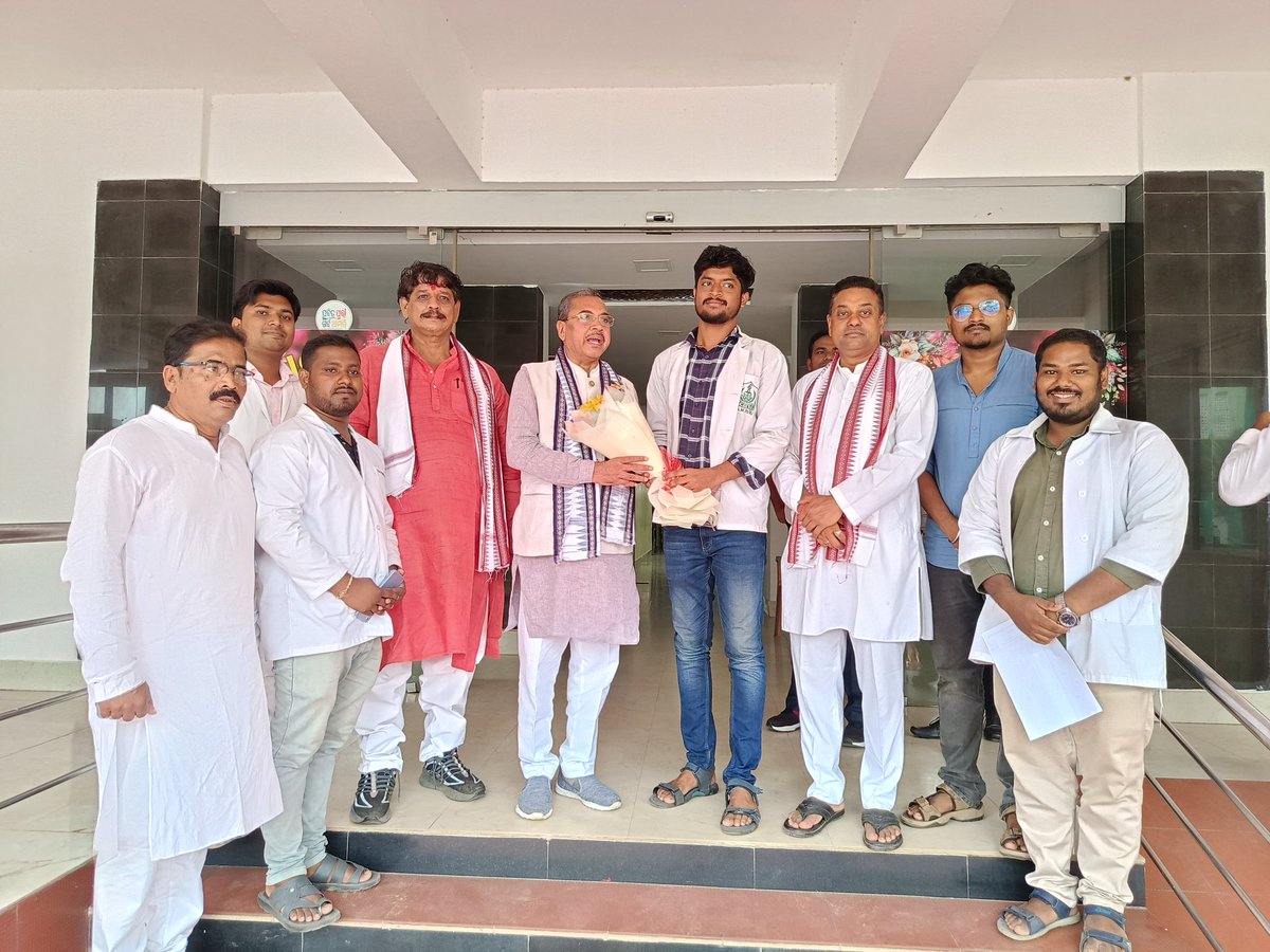 AMSA__Odisha's tweet photo. Grateful for the insightful discussion with @DrMunjparaBJP @sambitswaraj @Jayanta4puri sir on Various issues of Ayush System of medicine. Thank you for your valuable time! 🌿💬 https://t.co/w1I8wdb7Uz