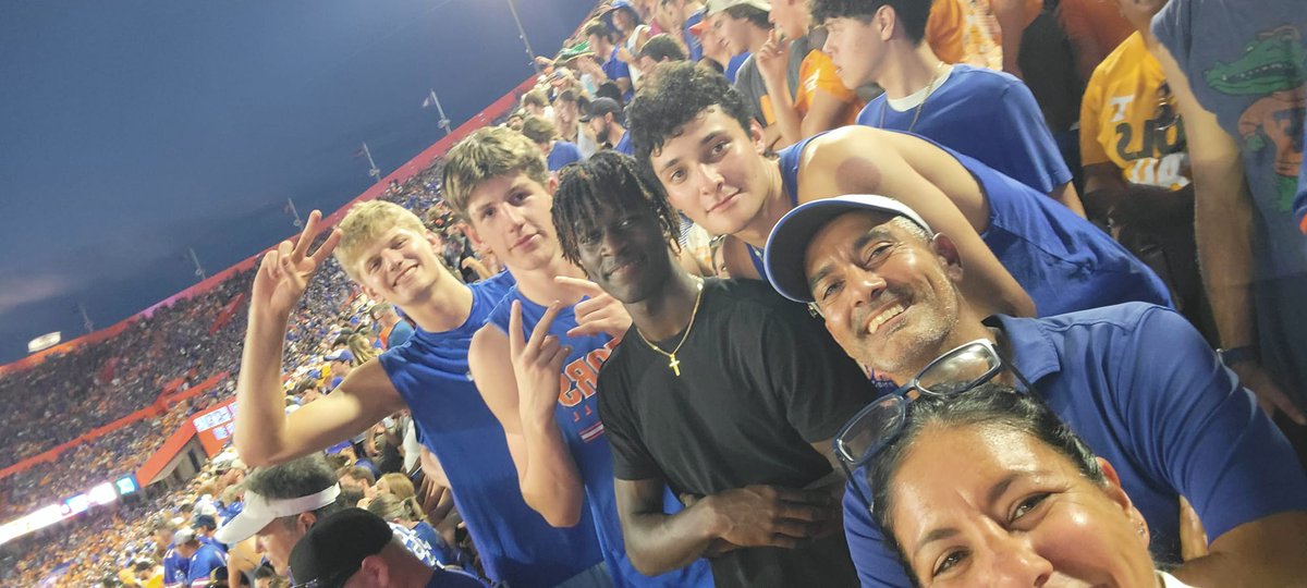 Litza03's tweet photo. What a night! Watched an incredible football game where Florida outshined Tennessee, and to top it off, we had the pleasure of sitting next to some of the Gators Basketball players. True gentlemen on and off the court! Wishing them an epic season ahead. 🐊🔥 @UF @UFbasketball https://t.co/oDFtDjrpdt