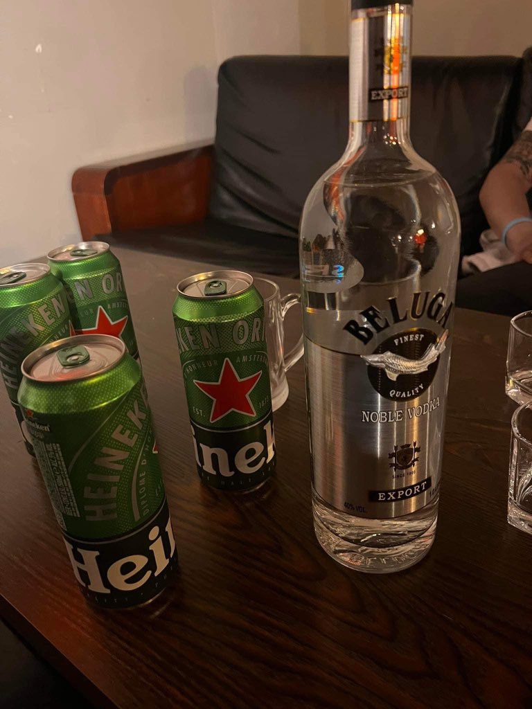 Айхтар ✍️ хэлжээ 👀

Уумаар л байна уу❓ Уу, уу‼️

Зүүний үзүүрт тогтох хувь заяаны эзэн атлаа 
Зовлонгоор дүүрэн замыг залуу насаа үрэн байж туулаад 
Хогийн цэг дээр л үлддэг хоосон лонхны тавилангаар 
Хүний амьдралын төгсгөлийг хараал дунд үдмээр байна уу? 
    - Уумаар л байна