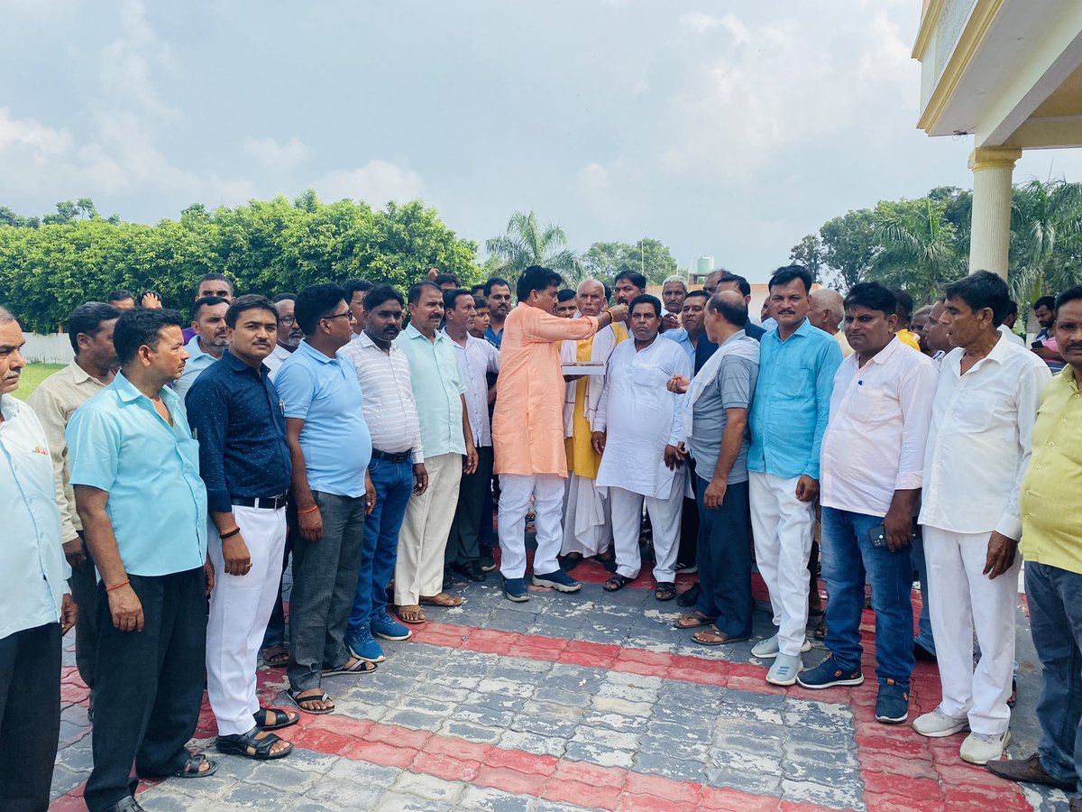 AjaySinghMLA's tweet photo. यशस्वी प्रधानमंत्री श्री नरेन्द्रमोदी जी के जन्मदिवस के शुभ अवसर पर सेवा पखवाड़ा के अंतर्गत बसेवा रॉय मन्दिर पर केन्द्र व प्रदेश सरकार द्वारा संचालित विभिन्न योजनाओं के लाभार्थियों से संवाद एवं मुंह मीठा कराकर दीर्घायु एवं उत्तम स्वास्थ्य की कामना किया गया || https://t.co/W68ipFgmEW