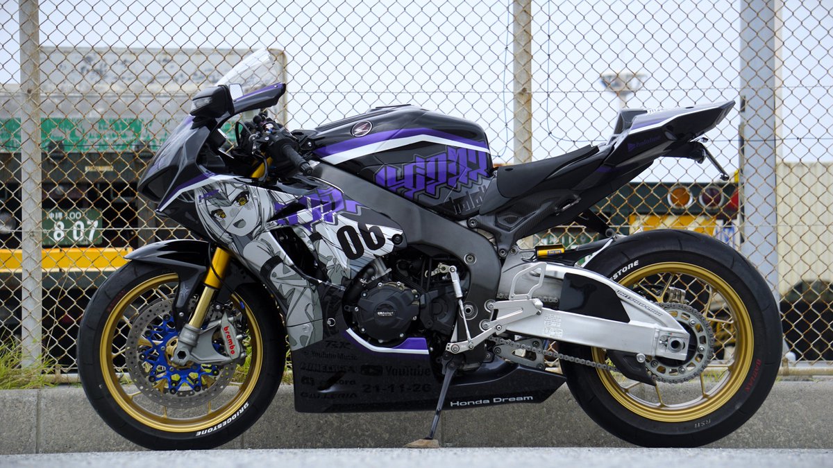 吾輩のお名前は…ラプラス・ダークネスだ！！🛸💜」 CBR1000RR/La+