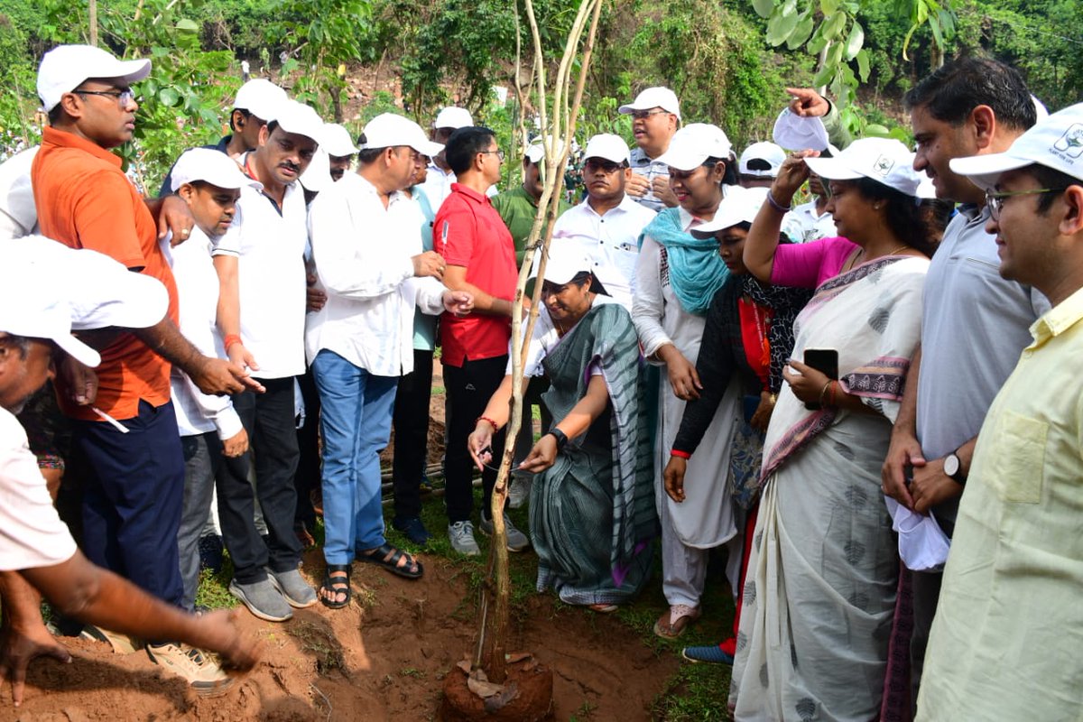 MayorofBBSR's tweet photo. It was heartening to see the participation of thousands of students and local residents in a mass plantation programme organised by @BDA_BBSR at the Maa Sikharchandi Hill this morning. #TeamBBSR #BhubaneswarFirst https://t.co/y78iyenBLQ
