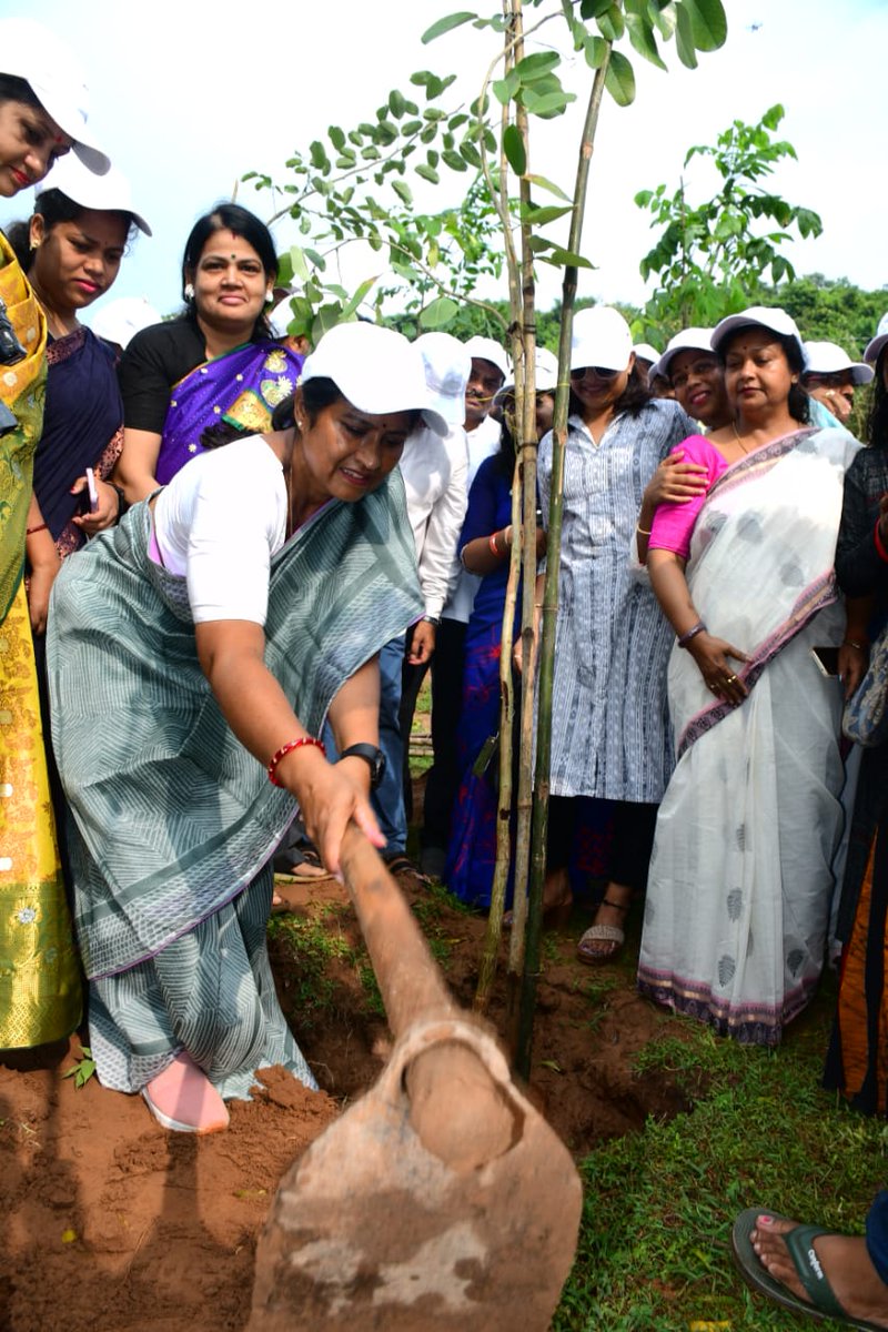 MayorofBBSR's tweet photo. It was heartening to see the participation of thousands of students and local residents in a mass plantation programme organised by @BDA_BBSR at the Maa Sikharchandi Hill this morning. #TeamBBSR #BhubaneswarFirst https://t.co/y78iyenBLQ