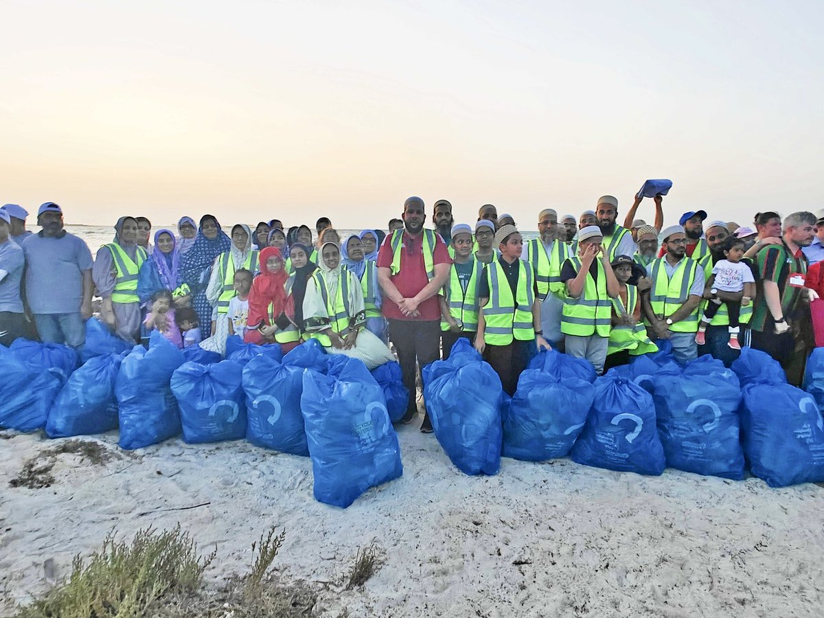 Bohras_MidEast's tweet photo. Trash bags, gloves and a mission for change - that's what our volunteers from the #DawoodiBohra community of #Qatar brought together to mark #WorldCleanupDay.
Thank you to Deap Qatar for their dedication to #KeepQatarClean which is leaving a positive impact on the planet. 🌏 https://t.co/KNXYeDAFix