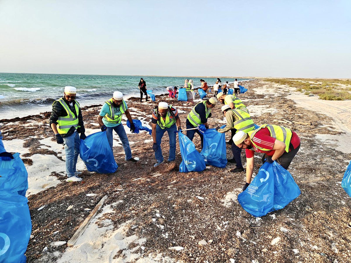 Bohras_MidEast's tweet photo. Trash bags, gloves and a mission for change - that's what our volunteers from the #DawoodiBohra community of #Qatar brought together to mark #WorldCleanupDay.
Thank you to Deap Qatar for their dedication to #KeepQatarClean which is leaving a positive impact on the planet. 🌏 https://t.co/KNXYeDAFix