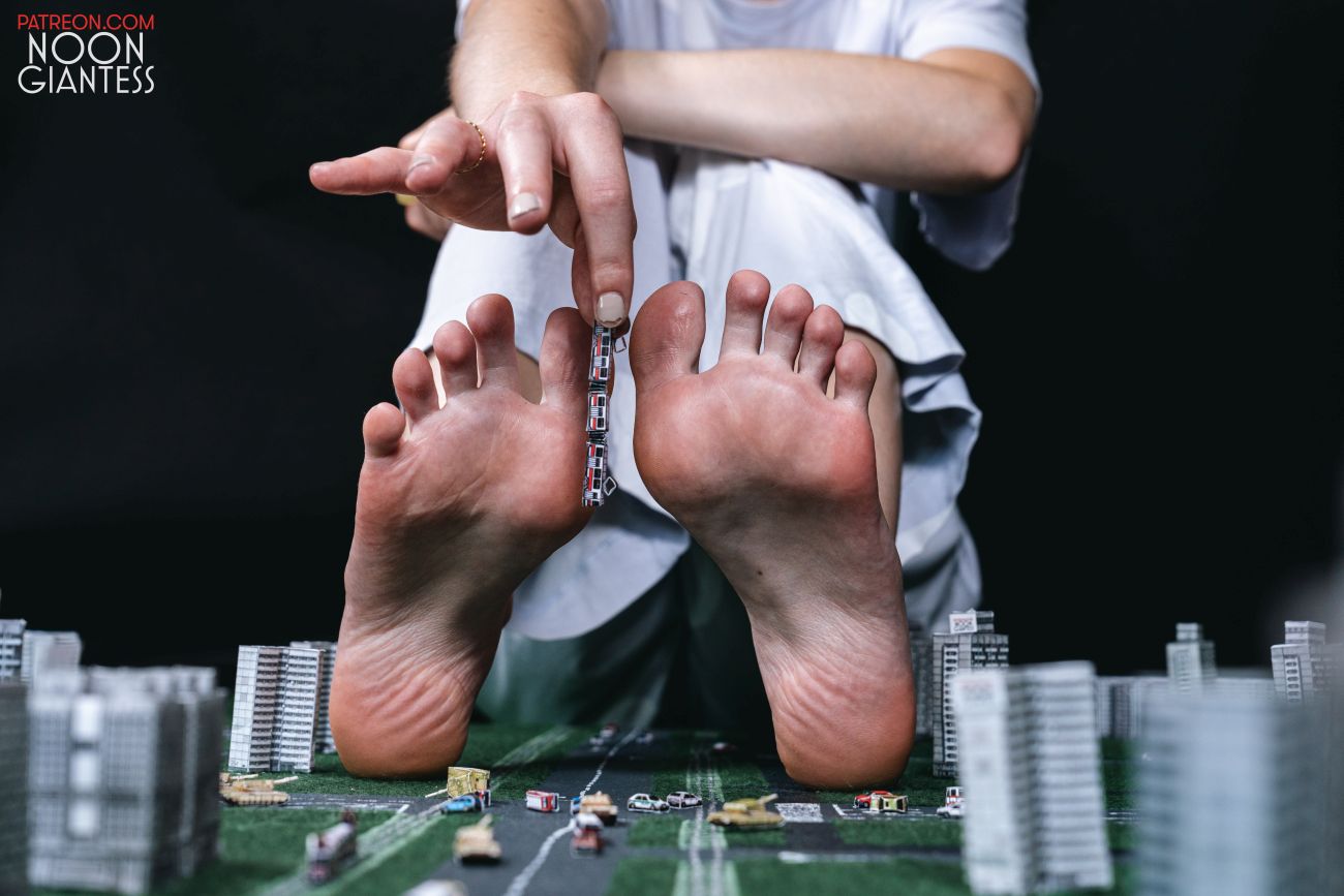 Noon Giantess on X: Attention passengers.. We are f#@ked. Complete set  with Veronika is on my Patreon. #sizetwitter #giantess #feet  t.co9EtsyfhCuH  X