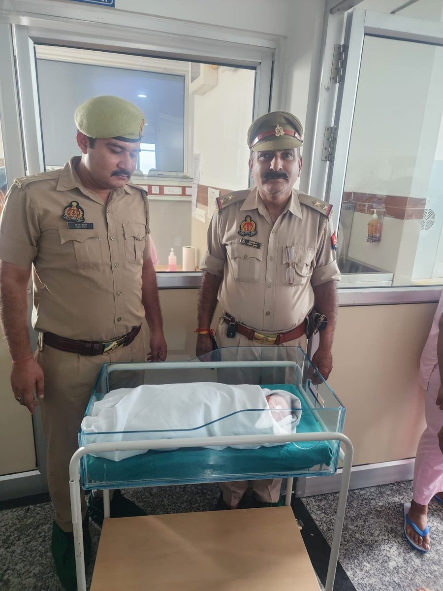 नोएडा।थाना फेस 3 से०64 देर रात राह चलते लोगों ने नवजात की रोने की आवाज सुनकर पुलिस को दी।मौके पर पहुंची पुलिस ने नाले में बच्चे को देखा सकुशल बाहर निकालकर नजदीकी कैलाश अस्पताल में भर्ती कराया।डॉक्टरों ने नवजात शिशु को बताया खतरे से बाहर।
#khakionduty #humanityfirst #savelifes