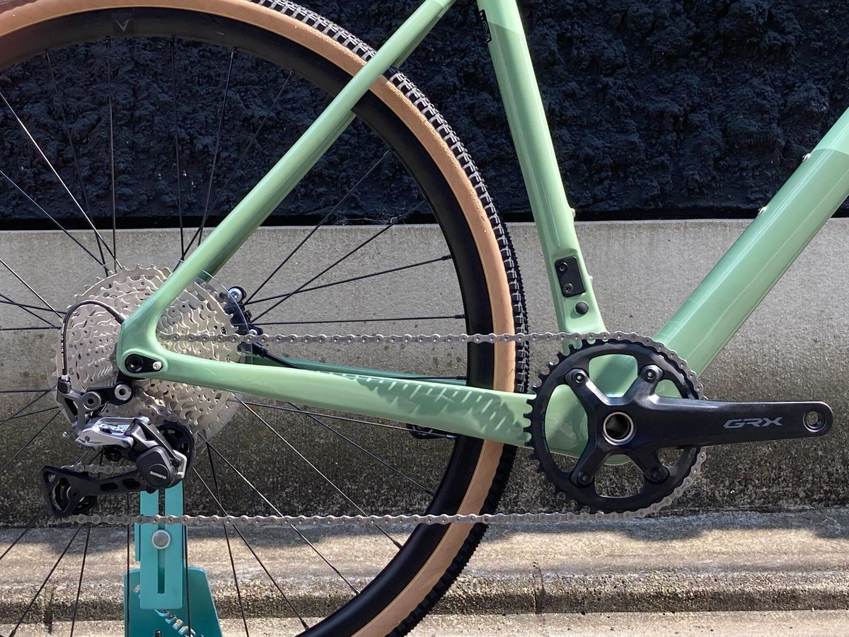IKY_Bianchi's tweet photo. 【IMPULSO PROあります】
ビアンキ京都店です
オフロードライドで速さを求める方必見。
『IMPULSO PRO』の52サイズがございます！ カーボンフレームで車体の軽量化と高剛性かつ乗り心地の良さを実現したバイクです。

#bianchi #ビアンキ京都 #ワイズロード京都　#IMPULSOPRO https://t.co/RJ8G976WNG