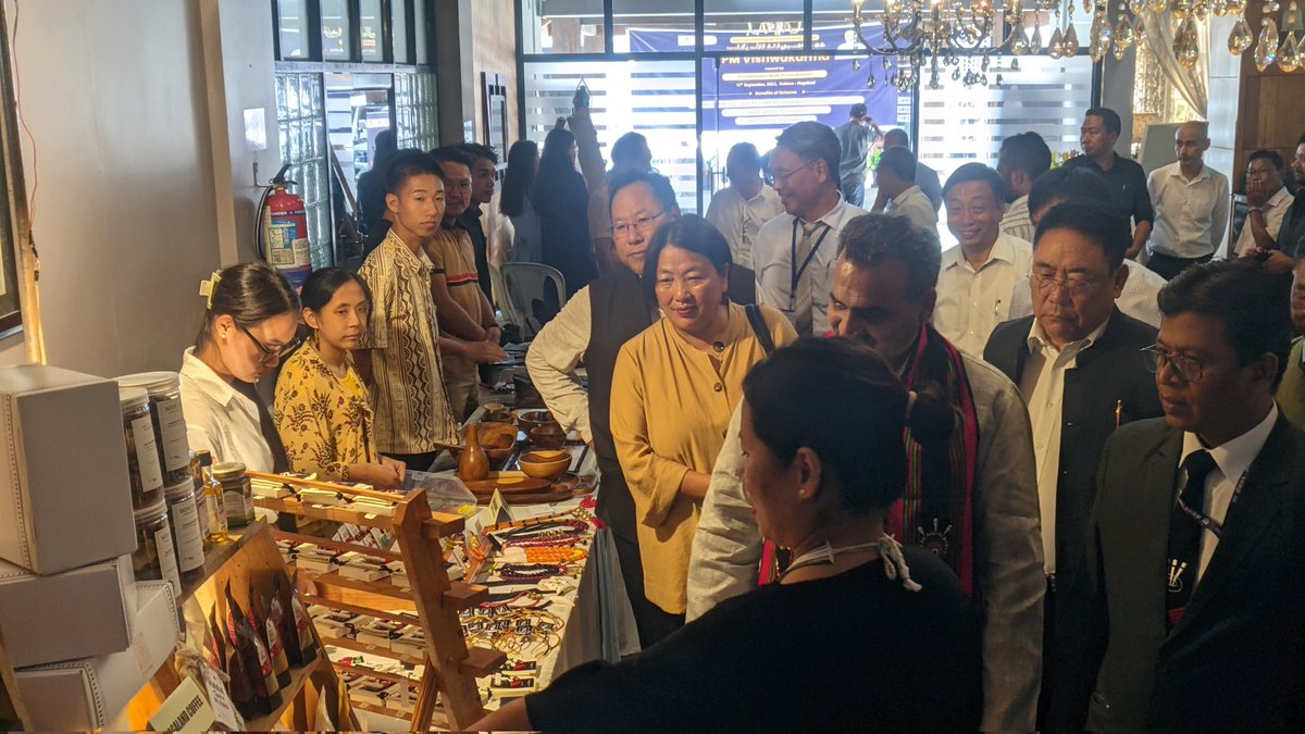 Union Minister @drsanjeevbalyan inspects #MadeInNagaland Products, during his arrival to launch programme of #PMVishwakarmaYojana to be held in Kohima.

#PMVishwakarmaYojan

@drsanjeevbalyan @MyGovNagaland
@IRCTCofficial @RailMinIndia
@dipr_nagaland @mygovindia